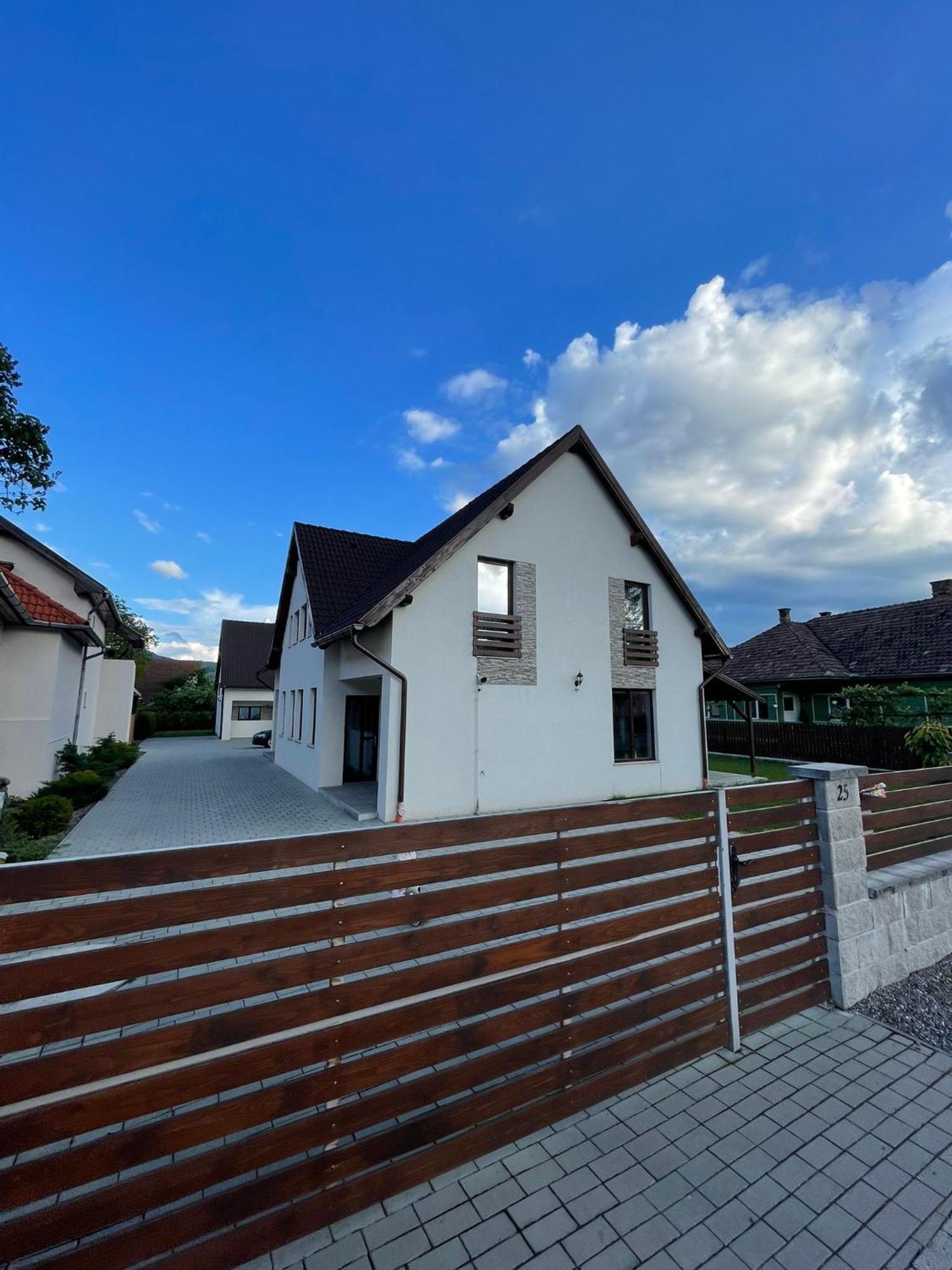 Fenyo Apartman House Ii. โอดอร์เฮอู เซกุยเอสก์ ภายนอก รูปภาพ